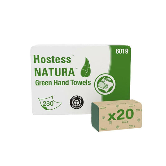 Eine weiß-grüne Hostess™ NATURA™ Handtücher-Box (Zick-Zack-Faltung, 23 x 25 cm) der Kimberly-Clark GmbH wird neben einer beigen "x20"-Packung mit umweltfreundlichen Symbolen und grünem Text gezeigt.