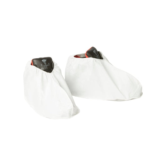 Ein Paar schwarze Schuhe mit Kimberly-Clark GmbH KleenGuard® A40 Leichter Überziehschuh mit Sohle (Weiß, M/L), abgebildet auf einem schlichten weißen Hintergrund.