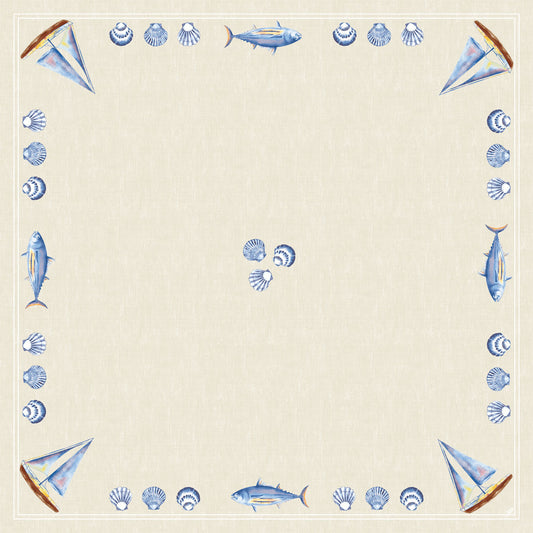 Die Dunisilk MD Tischdecke 84x84 cm in Tide von Duni GmbH hat ein quadratisches beigefarbenes Design mit illustrierten blauen Fischen, Segelbooten und Muschelbordüren sowie Muschelbündeln in der Mitte - perfekt für eine maritime Tischdekoration (20 Stück/Packung).