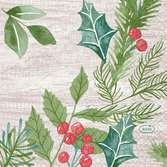 Festliche Illustration von grüner Stechpalme, Tanne und roten Beeren auf einem hellen Holzhintergrund. Dieses detaillierte Design ist ideal für Servietten 24x24 3-lagig 1/4 Winter Greenery (50 Stück) von Duni GmbH.