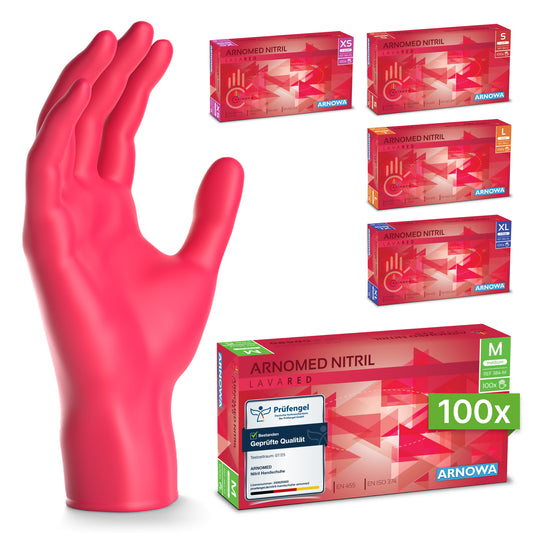 Ein realistischer rosafarbener Nitrilhandschuh steht aufrecht neben fünf Schachteln ARNOMED NITRIL LAVA RED Einmalhandschuhe aus Nitril Rot der ARNOWA GmbH in den Größen XS, S, M, L und XL; die mittlere Schachtel ist mit einem 100er-Etikett versehen.