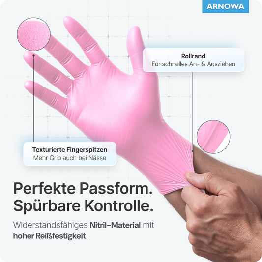 Abgebildet ist eine Hand in ARNOMED NITRIL BLOSSOM ROSE Einmalhandschuhe aus Nitril Rosa von ARNOWA GmbH. Texturierte Fingerspitzen sorgen für Griffigkeit, ein Rollrand ermöglicht ein leichtes Anziehen und der Handschuh bietet perfekten Sitz, hohe Reißfestigkeit und ist latexfrei.