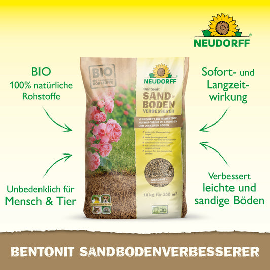 Ein 10-kg-Sack Neudorff Shop Bentonit SandbodenVerbesserer steht aufrecht auf einer hellen Fläche. Die Verpackung ist mit rosa Rosen und Produktangaben versehen, die die Tonmineralien für die Nährstoffspeicherung und Sandbodenverbesserung hervorheben.