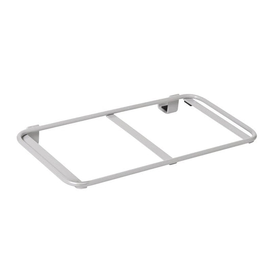 Ein silbernes rechteckiges Metallgestell mit zwei Stangen, montiert an einer weißen Wand, dient als Abfallsack oder Waschsack Erweiterung für den TASKI Nano Trolley Ablage von Diversey Deutschland GmbH & Co. OHG (Packung 1 Stück).