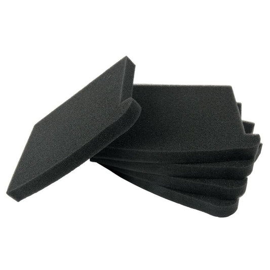 Ein Stapel von fünf schwarzen Schaumstoff-Motorfiltern TASKI AERO BP der Diversey Deutschland GmbH & Co. OHG ist abgebildet, ein Pad steht aufrecht auf dem Stapel. Diese weichen, porösen Filter passen zum TASKI Aero BP und werden in Kartons mit 10 Stück geliefert.