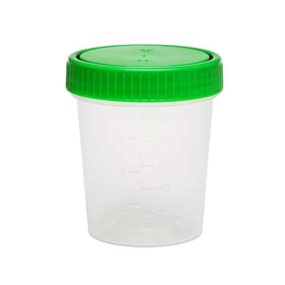 O copo para amostras de urina AMPri possui uma tampa de rosca verde e marcações de medição de 100 ml no seu corpo transparente de polipropileno, sendo que a tampa bem fechada destaca-se contra um fundo branco brilhante.