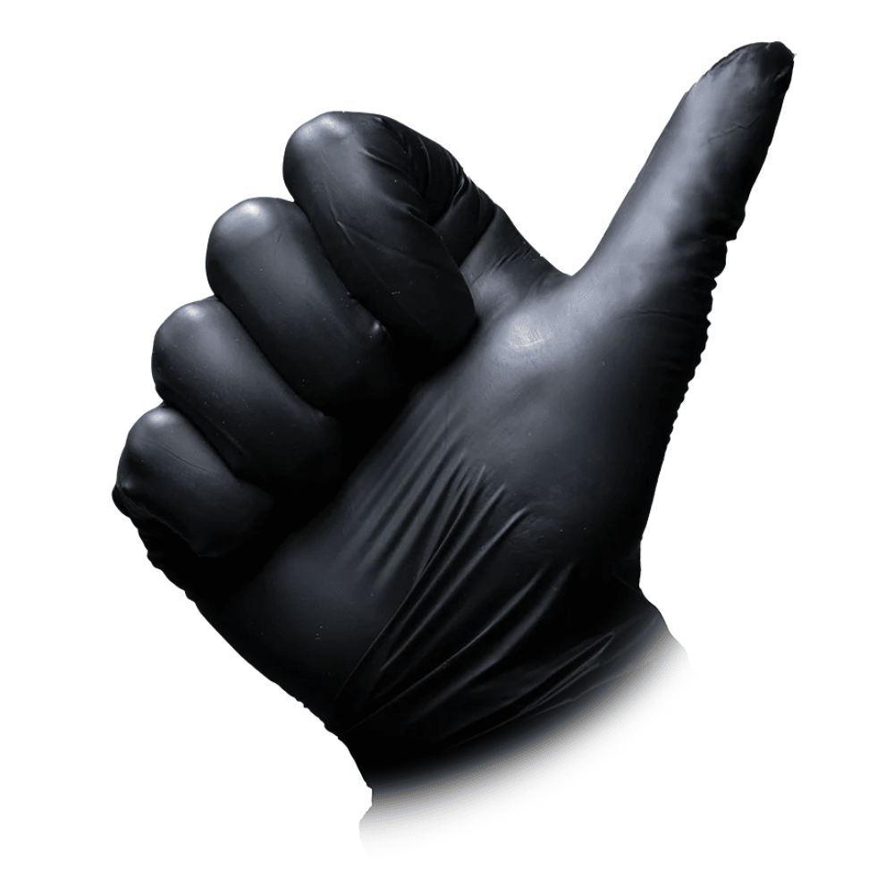 Uma mão, que usa uma luva Vitril AMPri MED-COMFORT BLACK, sem pó, preta, da AMPri Handelsgesellschaft mbH, mostra o polegar para cima contra um fundo branco.