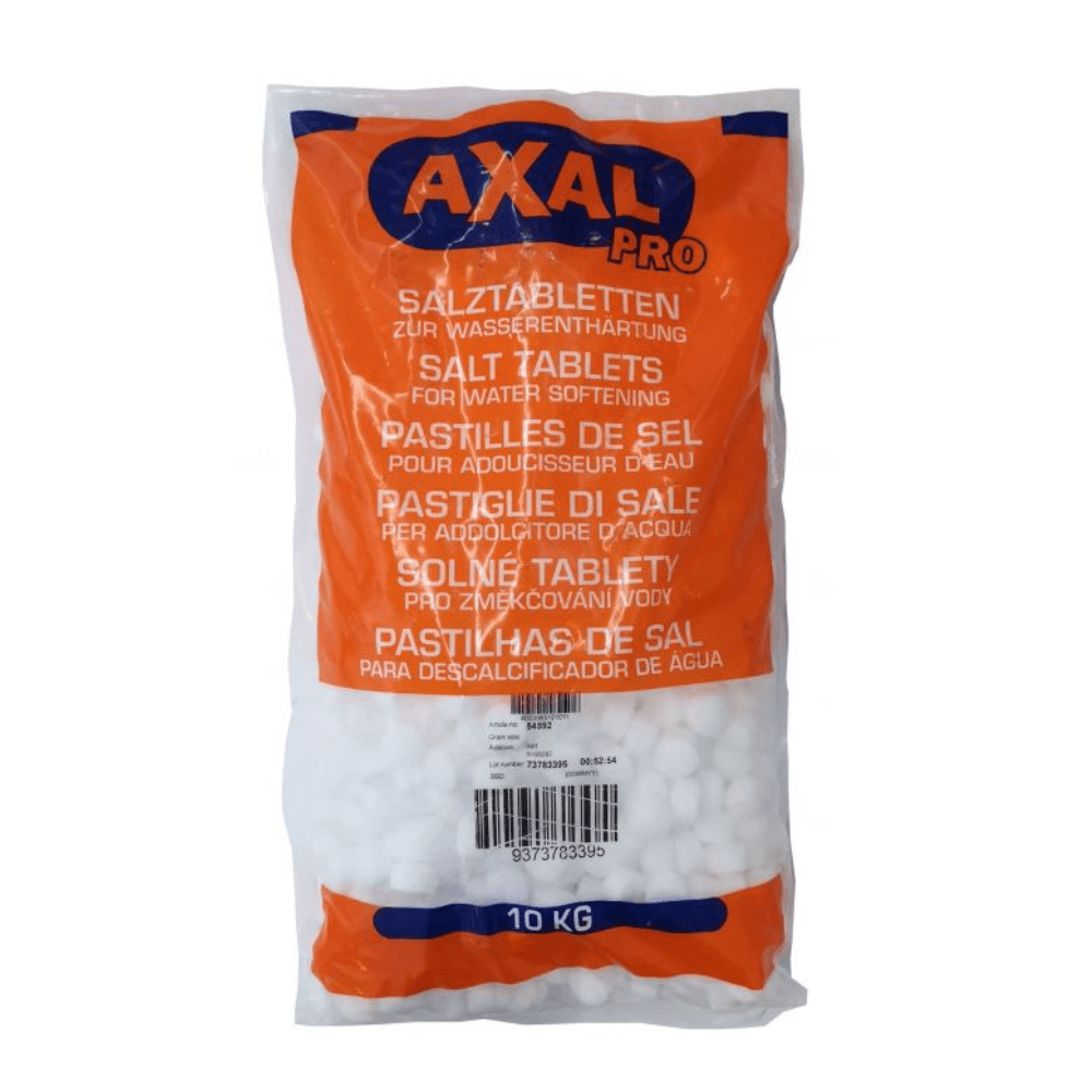 Um saco de 10 kg de sal regenerador AXAL PRO TABS — sal especial para o amaciamento da água, da K+S Minerals and Agriculture GmbH. A embalagem é predominantemente laranja e branca, com texto em várias línguas, tais como inglês, alemão e francês. O código de barras está claramente visível na parte inferior central do saco.
