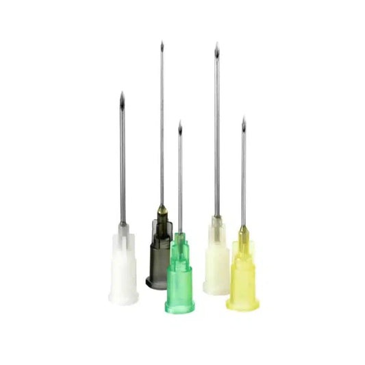 Das Bild zeigt fünf B. Braun Sterican® Einmalkanülen zur Blutentnahme, unterschiedlicher Größe und mit farbigen Kunststoffhülsen in Weiß, Grau, Grün und Gelb. Diese Einmalkanülen der B. Braun Deutschland GmbH & Co. KG sind ordentlich aufrecht vor einem weißen Hintergrund angeordnet.