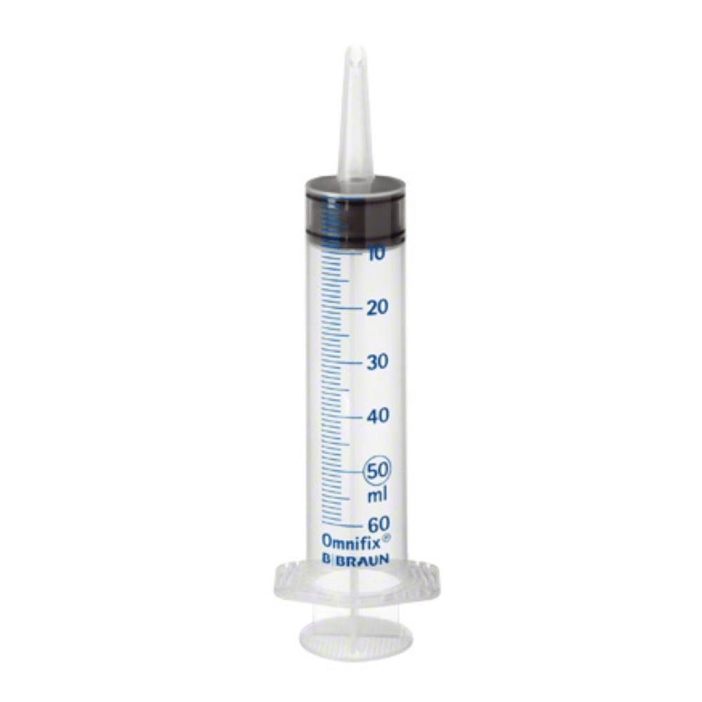 Apresentamos a B. Braun Omnifix® Solo, uma seringa de três peças para tratamento de feridas e bexiga, com bocal para cateter. Esta seringa possui um corpo em plástico transparente com uma escala de medição até 60 ml, complementado por um êmbolo preto e um design de ponta. É ideal para a administração precisa de líquidos e é perfeita para diversos procedimentos, incluindo a lavagem de feridas e aplicações com cateter, fabricada por B. Braun Alemanha GmbH & Co. KG.
