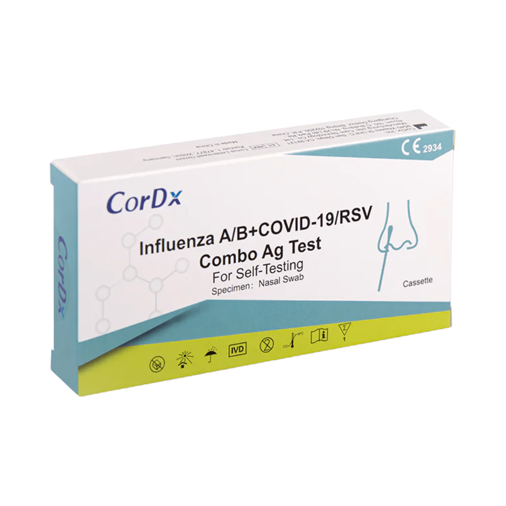 Uma caixa retangular com a inscrição «CorDx 4 em 1 – Teste combinado de antigénios para uso leigo: vírus RSV + COVID-19 + Gripe A + B | Embalagem (1 teste)», concebida para a autodiagnóstico através de um esfregaço nasal. A caixa contém símbolos com diversas informações e certificações, uma ilustração do procedimento de esfregaço nasal e destaca a capacidade do teste para detetar o antígeno do RSV e o SARS-CoV-2.
