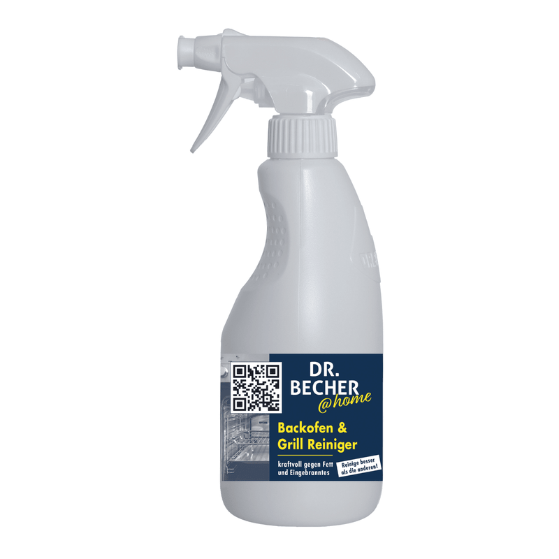 Um frasco pulverizador branco com a inscrição «DR.BECHER @home «Produto de limpeza para fornos e grelhadores | Frasco (500 ml)» e um código QR na parte da frente. O texto destaca a eficácia contra resíduos incrustados difíceis de remover, tornando o produto ideal para a limpeza de fornos e grelhadores.