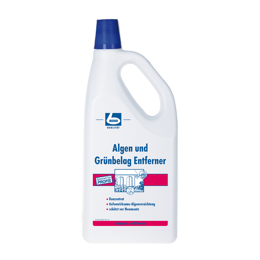 Eine weiße Plastikflasche mit blauem Verschluss mit der Aufschrift „Dr. Becher Algen und Grünbelag Entferner | Flasche (2000 ml)“ in deutscher Sprache, mit dem Markenlogo der Dr. Becher GmbH und Aussagen wie „Konzentrat“ und „kraftvolles Reinigungsmittel für effektive, schonende Algenentfernung." Die Flasche hat einen Henkel zum einfachen Ausgießen.