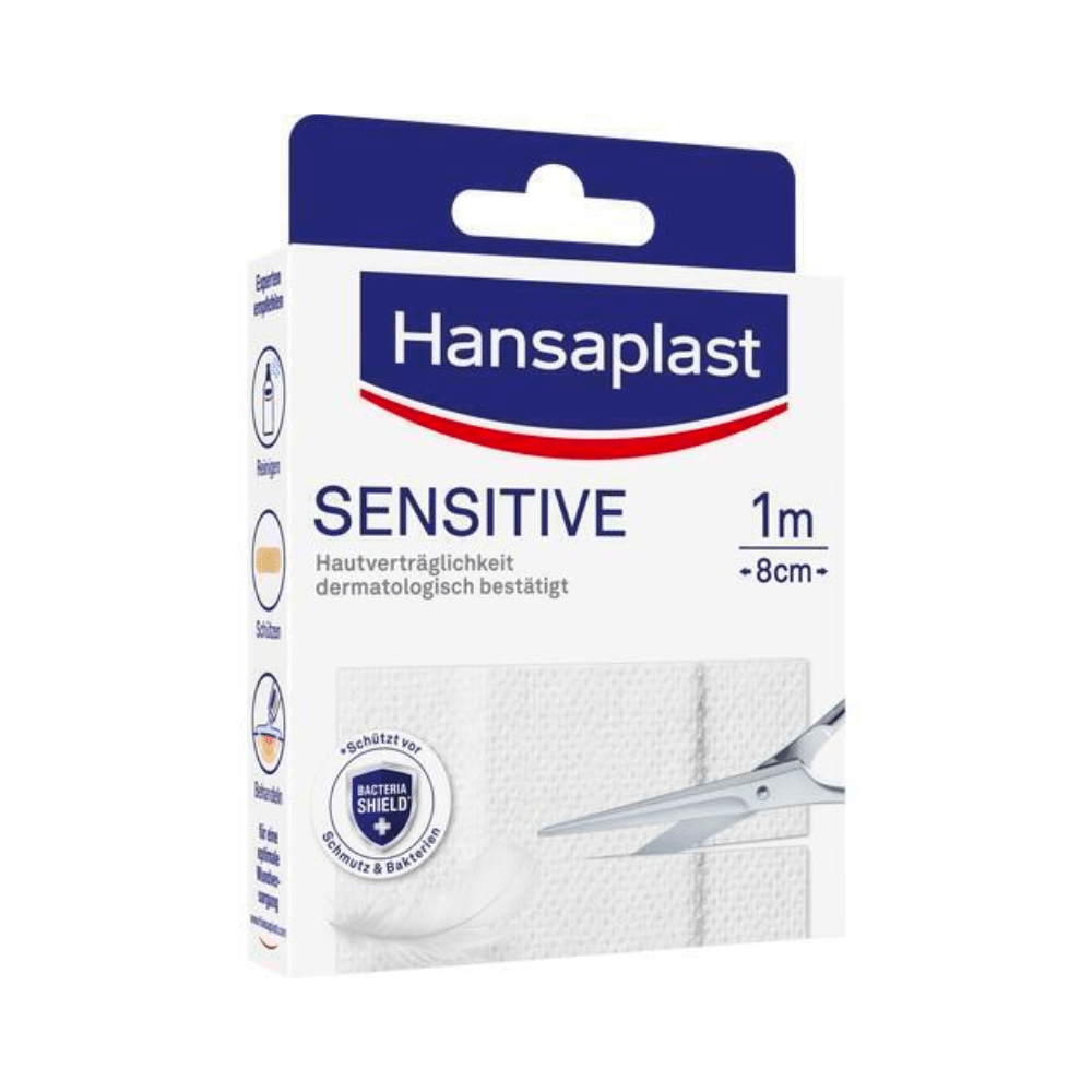 Embalagem para Pensos Hansaplast Sensitive - Vários tamanhos da Beiersdorf AG. Na caixa, pode-se ver o logotipo da marca, o nome do produto e uma imagem de uma tesoura a cortar uma tira de penso. A embalagem destaca a aprovação dermatológica.