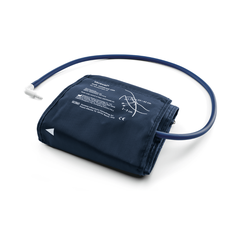 Um medidor de pressão arterial de braço Hartmann Veroval® Compact da Paul Hartmann AG com uma capa de nylon azul e tubo de borracha conectado, disposto sobre um fundo branco, com instruções impressas visíveis na capa.