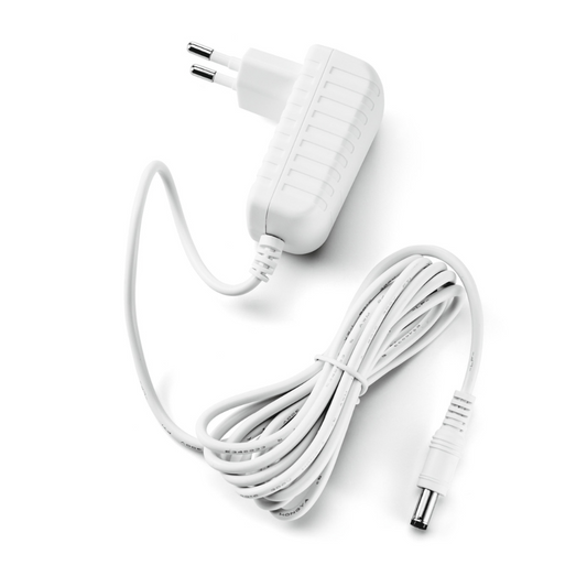 Der Paul Hartmann AG Veroval AC/DC Adapter P1 verfügt links über einen weißen, zweipoligen Stecker und rechts über ein langes, gewickeltes Kabel mit zylindrischem Anschluss. Seine geriffelten Seiten bieten Halt und machen ihn ideal für die Stromversorgung von Geräten wie dem Veroval Oberarm-Blutdruckmessgerät.