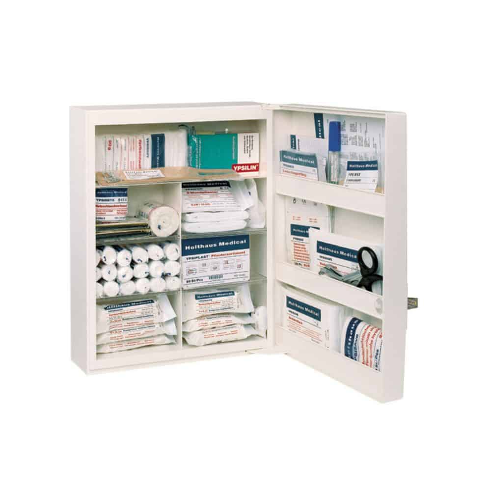 O armário de primeiros socorros FAMULUS da Holthaus Medical, vazio, da Holthaus Medical GmbH & Co. KG, é um armário aberto e espaçoso, dotado de várias prateleiras que podem ser equipadas com diversos artigos médicos, tais como ligaduras, rolos de gaze, uma máscara de RCP, toalhetes antissépticos e pensos adesivos. A sua disposição clara garante uma fácil identificação e acesso em caso de emergência. Para uma identificação rápida, está afixado na porta um símbolo de emergência bem visível.