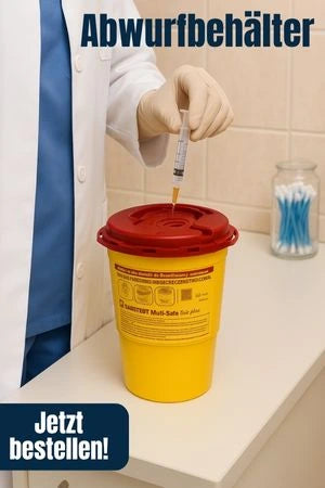 Eine Person mit Handschuhen wirft eine gebrauchte Spritze in einen gelben Abwurfbehälter mit rotem Deckel. Der Behälter steht auf einer Arbeitsfläche, im Hintergrund sind Wattestäbchen zu sehen. Oben steht der Schriftzug ‚Abwurfbehälter‘, unten ‚Jetzt bestellen!‘.