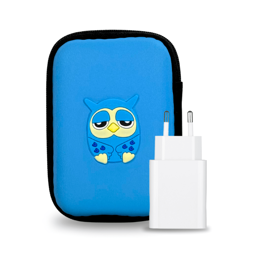 Um carregador USB de parede branco, ideal para carregar o seu dispositivo de teste Pluslife Mini Dock PoC-NAT para obter resultados laboratoriais precisos, encontra-se ao lado de uma bolsa azul com fecho de correr e um desenho de coruja.