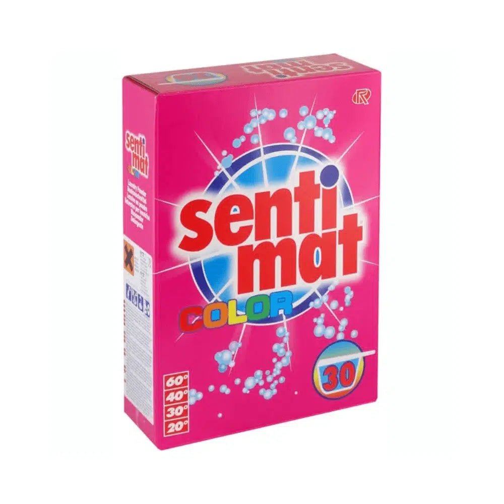 Uma caixa cor-de-rosa Rösch Detergente para roupa colorida Sentimat da Rösch A Germany GmbH apresenta um design azul e branco, decorado com ilustrações de moléculas. Destaca as suas propriedades de remoção de manchas e é adequada para lavagens a 60, 40, 30 e 20 graus, sendo que o número 30 está claramente visível dentro de um círculo.