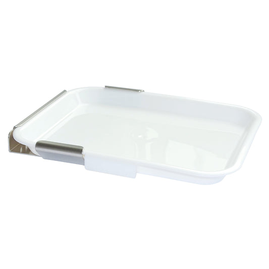 Eine weiße rechteckige Novocal Tropfschale inkl. Halterung. Halterung Wandmodell für Desinfektionsinsel, mit erhöhten Rändern und zwei Metallclips, ideal für hygienische Aufbewahrung, fotografiert vor weißem Hintergrund.