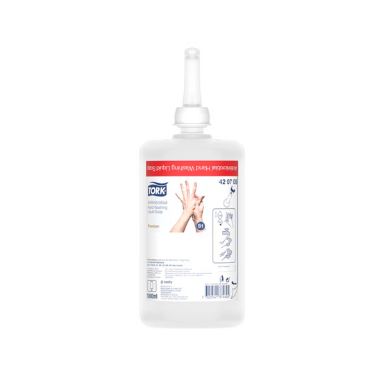 Abgebildet ist eine Tork Flüssigseife zur Händedekontamination Spender-Nachfüllflasche mit einer Düse. Das Etikett zeigt Anwendungshinweise, den Markennamen TORK – Essity Professional Hygiene Germany GmbH und Produktdetails. Die transparente Flasche gibt den Blick auf die Flüssigkeit im Inneren frei und betont so die Verwendung in der Lebensmittelverarbeitung. Das Etikett ist überwiegend in den Farben Rot und Weiß gehalten.