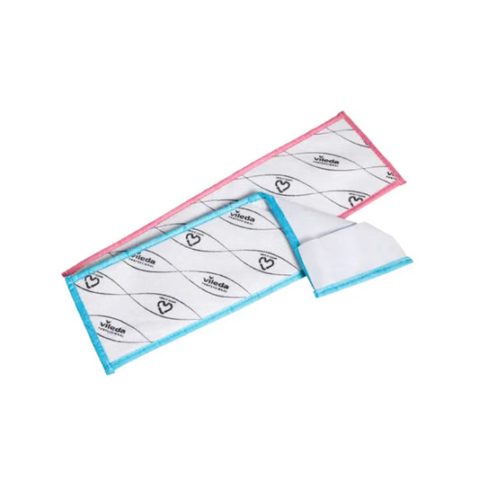 Zwei rechteckige Wischpads mit aufgedruckten Designs haben einen rosa Rand auf dem einen und einen blauen Rand auf dem anderen, beide zeigen Muster und den Markennamen der Vileda GmbH. Dies bietet eine stilvolle Lösung für nachhaltige Reinigung durch die Verwendung des Vileda Professional MicroOne CombiSpeed Pro Mop.