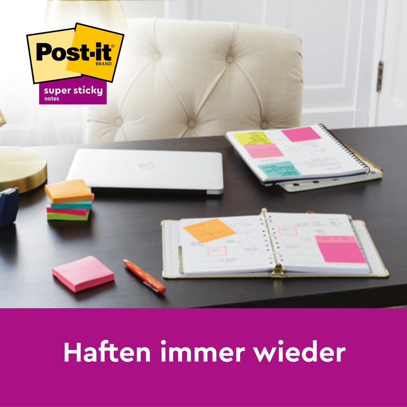 Uma mesa com um laptop, dois planejadores abertos com coloridos Post-it® Super Sticky Notes (76 mm x 127 mm, 90 folhas/bloco, 100% PEFC) da 3M Deutschland GmbH, pilhas de blocos de Post-it, uma caneta e uma lâmpada. O logotipo do Post-it e "Adere sempre de novo" aparecem.