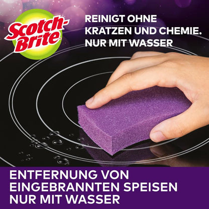 Uma mão limpa uma placa de vidro preta com a esponja de limpeza para vitrocerâmica Scotch-Brite™ da 3M Deutschland GmbH (embalagem, 1 unidade), que remove alimentos queimados de superfícies de vitrocerâmica apenas com água - sem riscos, sem produtos químicos.