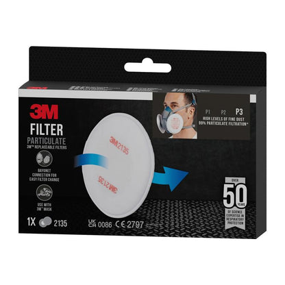 O filtro de partículas 3M™ 2135, P3 (1 par/embalagem) da 3M Deutschland GmbH oferece forte proteção contra poeira fina e é resultado de mais de 50 anos de experiência em proteção respiratória. A embalagem mostra um filtro branco e uma pessoa usando uma máscara de proteção respiratória.