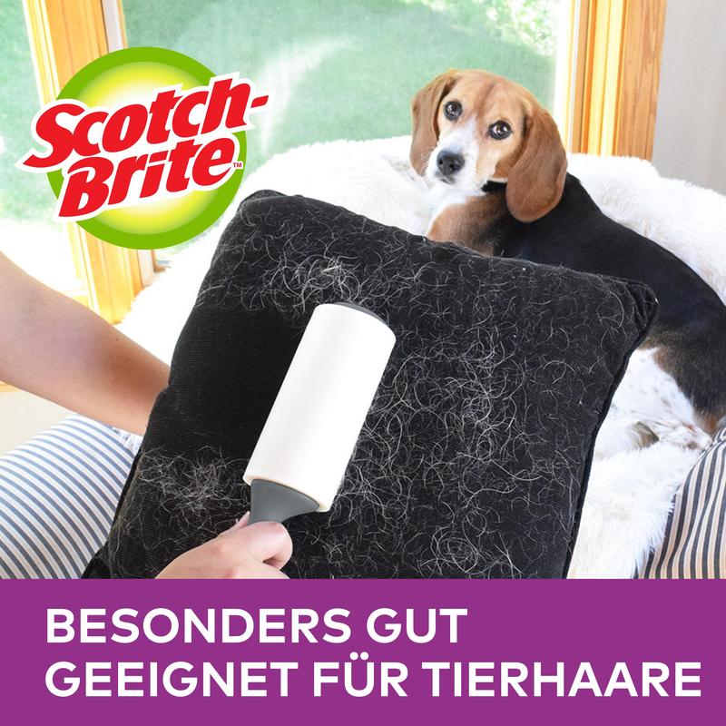 Uma pessoa utiliza o rolo Scotch-Brite™ Pet Extra Sticky* para pêlos de animais (48 folhas, 1 unidade) da 3M Deutschland GmbH para remover pêlos de animais de uma almofada preta. Um cão está deitado no sofá; o logotipo e "PARTICULARMENTE ADEQUADO PARA PÊLOS DE ANIMAIS" aparecem acima.