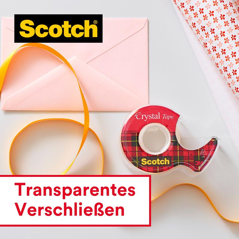 Um rolo de Scotch® Crystal Fita Adesiva, transparente (19 mm x 33 m) da 3M Deutschland GmbH está ao lado de um envelope rosa, fita amarela e papel de presente. Texto: "Fechamento Transparente". Logotipo da Scotch no canto superior esquerdo. Ideal para material de escritório.