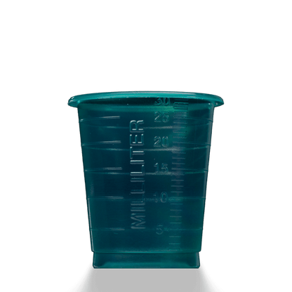 Um copo médico descartável translúcido de cor teal MED COMFORT ECO de 30 ml graduado da AMPri Handelsgesellschaft mbH com marcação em mililitros, exibido sobre um fundo branco simples.