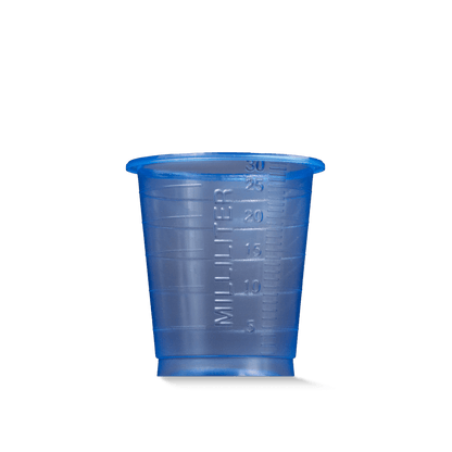 O copo médico descartável MED COMFORT BASIC da AMPri Handelsgesellschaft mbH é um pequeno copo de plástico azul graduado de 30 ml para uso médico, representado sobre um fundo branco simples.