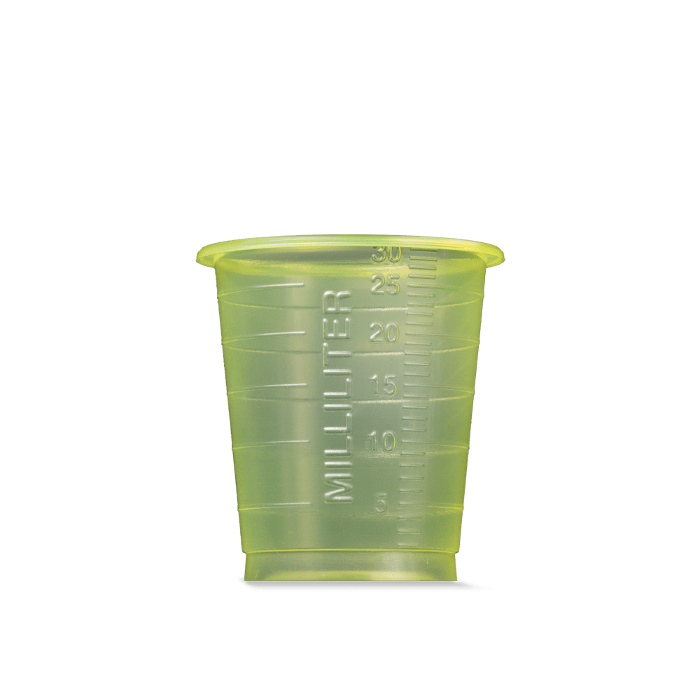 Um copo médico descartável translúcido amarelo MED COMFORT BASIC da AMPri Handelsgesellschaft mbH, com capacidade de 30 ml, com marcações graduadas para uso médico, representado sobre um fundo branco simples.