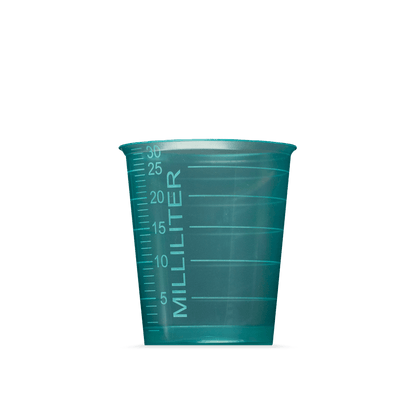 Um copo médico descartável translúcido verde MED COMFORT BASIC da AMPri Handelsgesellschaft mbH, 30 ml, com graduação em mililitros, está sobre um fundo branco simples - perfeito para uso médico.