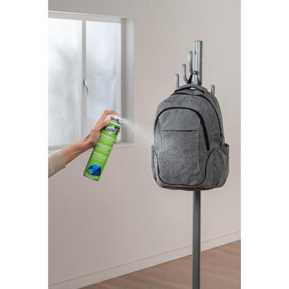 Uma mão pulveriza o spray impermeabilizante Scotchgard™ extra forte, 400ml da 3M Deutschland GmbH, numa mochila cinza no cabideiro, para oferecer forte proteção impermeabilizante aos têxteis.