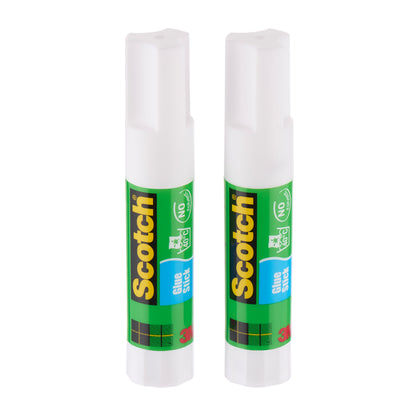 Zwei aufrecht stehende Scotch® Permanent-Klebestifte (2 Stifte, 8 g) von 3M Deutschland GmbH mit grünen Etiketten und weißen Kappen, abgebildet auf weißem Hintergrund. Ideal als Klebstift für Papier dank starkem Klebstoff.