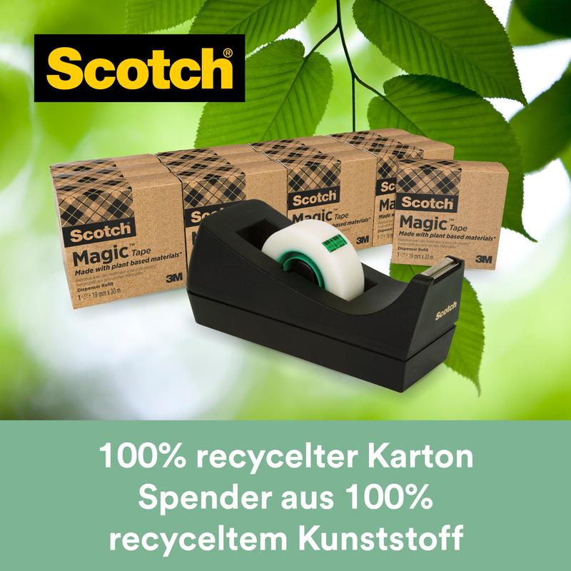Um dispensador preto GRÁTIS Scotch® C38 e quatro caixas de fita adesiva 3M Scotch® Magic™ (19 mm x 33 m), fabricadas com 66% adesivo vegetal, são mostrados. Ambos da 3M Deutschland GmbH; ao fundo, folhas verdes são visíveis.