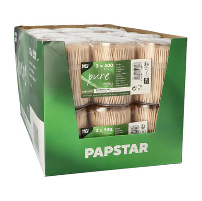 Uma caixa de papelão com a inscrição "PAPSTAR GmbH" contém várias embalagens seladas de PAPSTAR palitos de madeira "puros", redondos, de 6,7 cm no dispensador (1500 unidades), onde palitos de madeira de alta qualidade são apresentados de forma bem organizada.