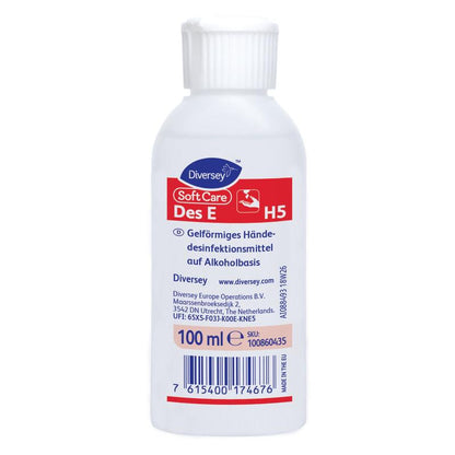 Uma garrafa branca de 500 ml de Soft Care Des E, um desinfetante para as mãos em gel listado pela VAH da Diversey Deutschland GmbH & Co. OHG, com um rótulo alemão vermelho e branco e um código de barras azul na parte inferior.