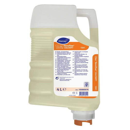 Um cartucho de 4 l de Clax Revoflow Calcsoft 13X1, um agente de redução da dureza da água da Diversey Deutschland GmbH & Co. OHG, apresenta um rótulo laranja, uma tampa branca e zonas transparentes com um líquido amarelo-claro; na parte da frente constam informações sobre o produto.