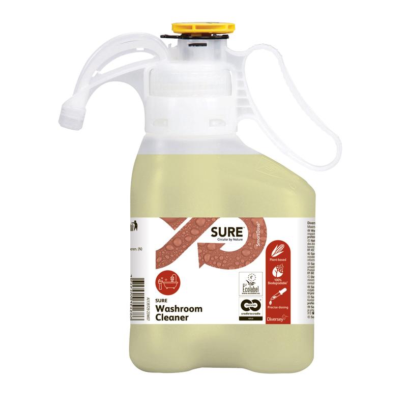 Um recipiente de plástico com SURE Washroom Cleaner (limpador sanitário) da Diversey Deutschland GmbH & Co. OHG possui uma alça, uma tampa amarela, símbolos de meio ambiente e certificação no rótulo e contém um líquido amarelo claro.