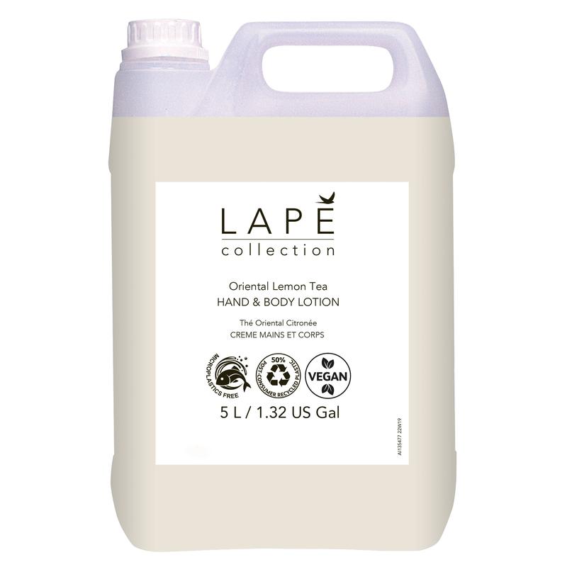 Ein weißer 5-Liter-Kunststoffkanister der LAPĒ Collection Oriental Lemon Tea Hand & Body Lotion von Diversey Deutschland mit orientalischem Duft. Mit natürlichen Inhaltsstoffen, grausamkeitsfreier und veganer Zertifizierung und einem leuchtenden Zitronenetikett.