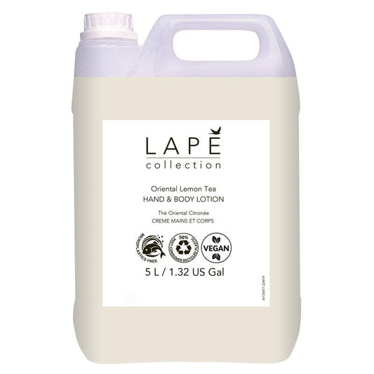 Ein weißer 5-Liter-Kunststoffkanister der LAPĒ Collection Oriental Lemon Tea Hand & Body Lotion von Diversey Deutschland mit orientalischem Duft. Mit natürlichen Inhaltsstoffen, grausamkeitsfreier und veganer Zertifizierung und einem leuchtenden Zitronenetikett.