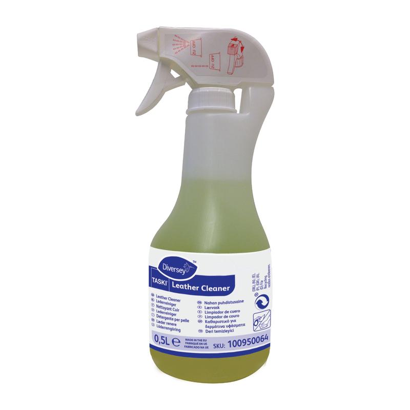 O limpador de couro TASKI da Diversey Deutschland GmbH & Co. OHG na garrafa spray de 500 ml com rótulo branco e azul é ideal para limpar móveis de couro e manter a sua beleza e suavidade natural.