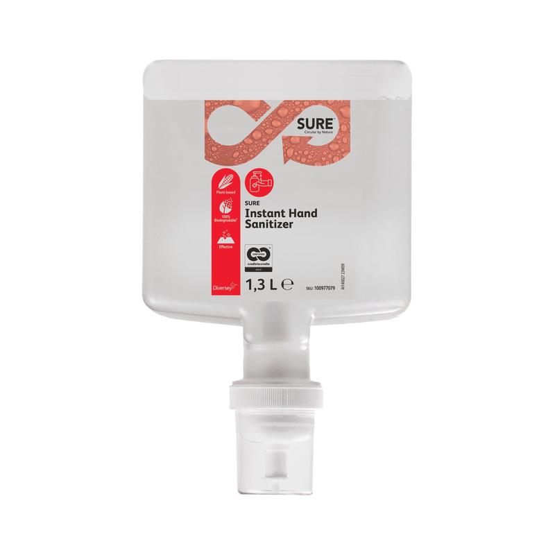 Um recipiente retangular de 1,3 litros com SURE Instant Hand Sanitizer da Diversey Deutschland GmbH & Co. OHG, com uma pistola de bombeamento na parte inferior e um rótulo vermelho e preto com símbolos para combate eficaz a germes.