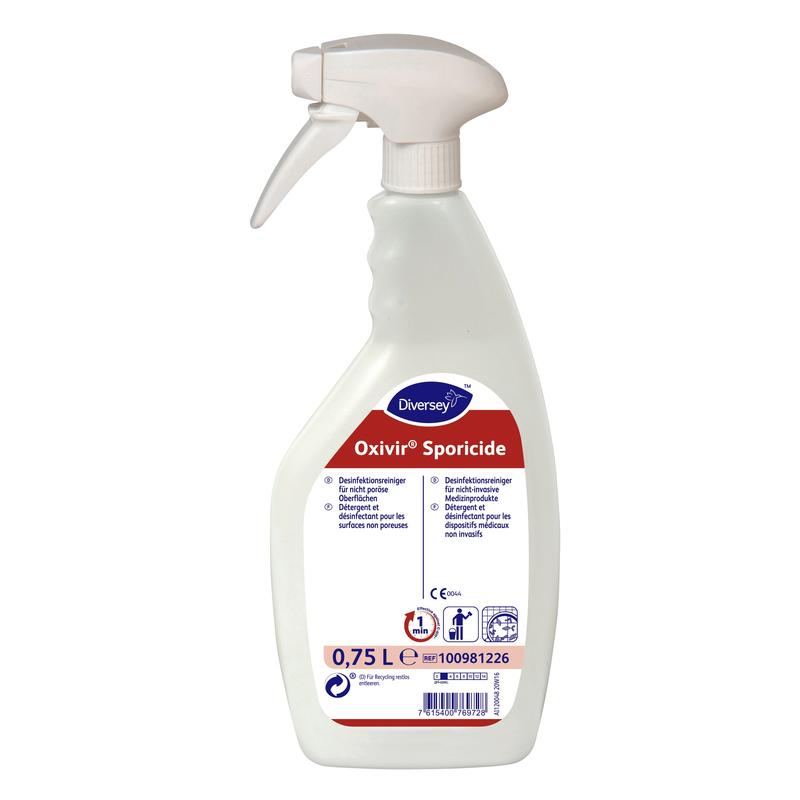 O desinfetante Oxivir Sporicide de 750 ml com AHP da Diversey Deutschland vem pronto para uso em um frasco pulverizador branco com bico de espuma, rótulo vermelho/branco, símbolos de perigo e gatilho branco para uma desinfecção eficaz.