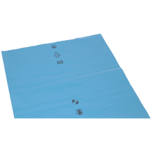 A DEISS 10103 (700x1100x0,15 mm) da EMIL DEISS KG é uma folha de eliminação de resíduos de plástico azul, plana, com 3 aberturas de válvula e símbolos impressos em preto (logótipo de reciclagem, "LDPE", "65"), semelhante aos sacos de lixo azuis. Embalado em caixas de 50 unidades.