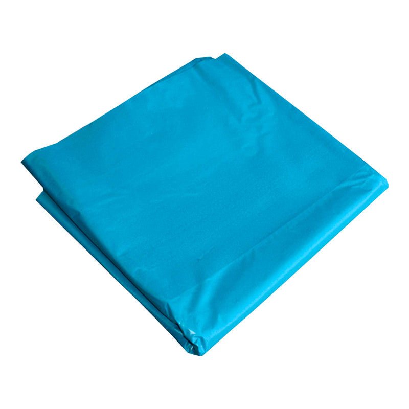 Um saco de lixo azul da Abena Re-Seller GmbH (240 L, 650+550x1350 mm, 76 my LDPE) de um rolo de 10 unidades está dobrado cuidadosamente sobre uma superfície branca, a sua cor assemelha-se aos sacos de lixo azuis padrão.